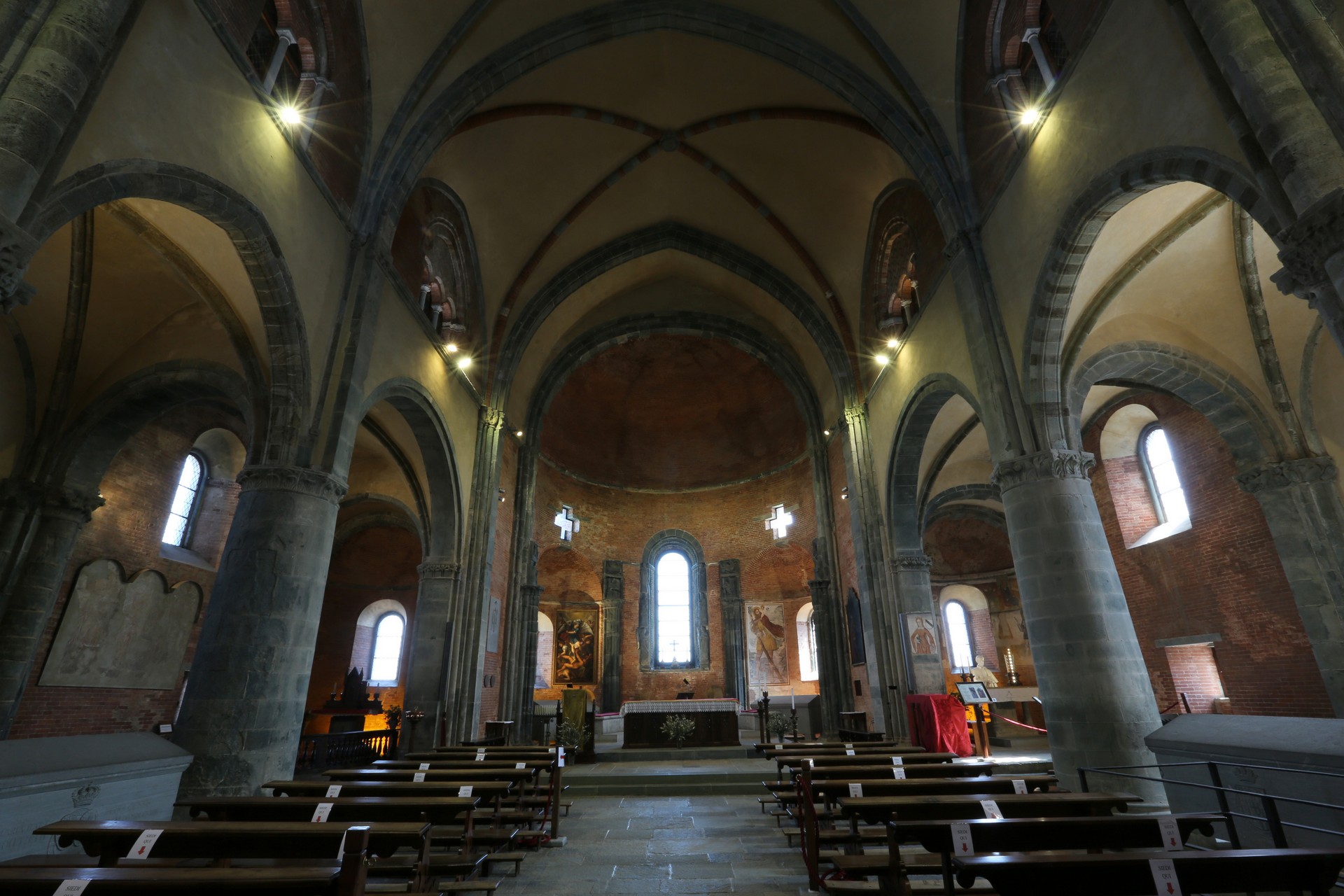 La navata verso l’abside