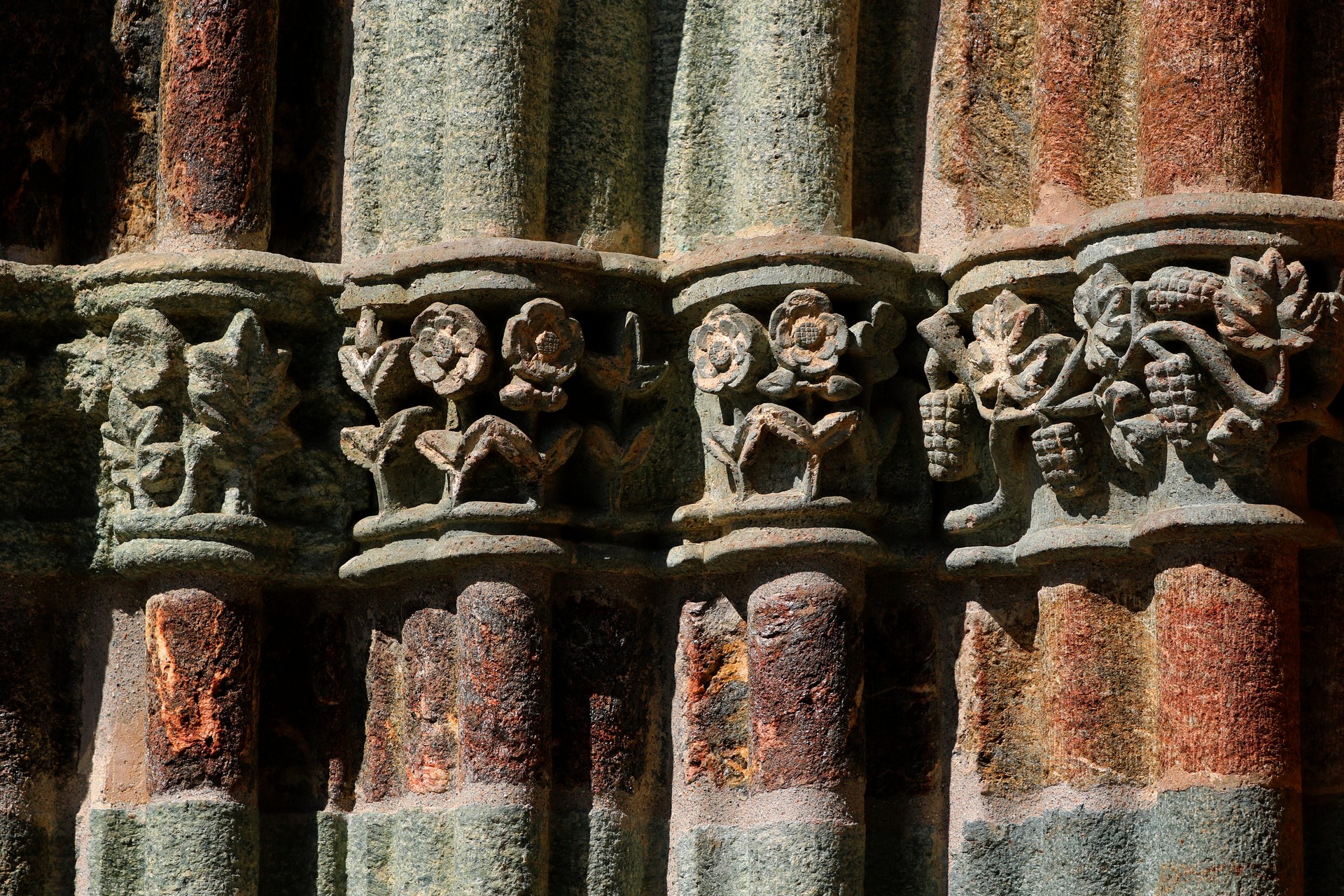 Capitelli e policromie romaniche