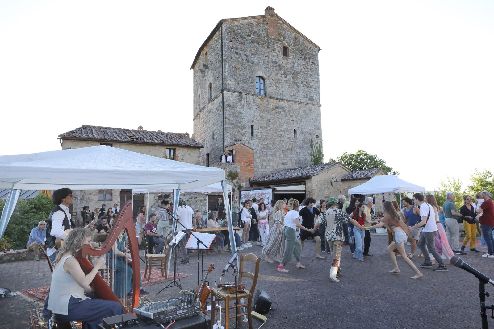 Musica e danze: il castello torna luogo di festa