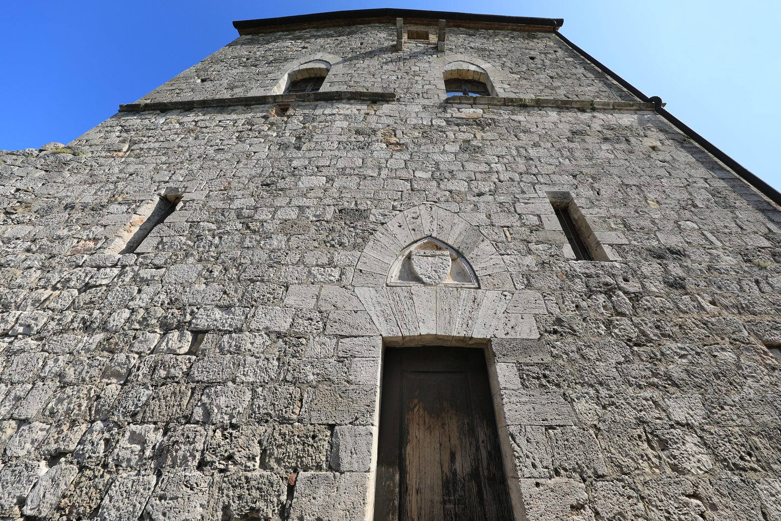 La facciata con il portale ad arco acuto