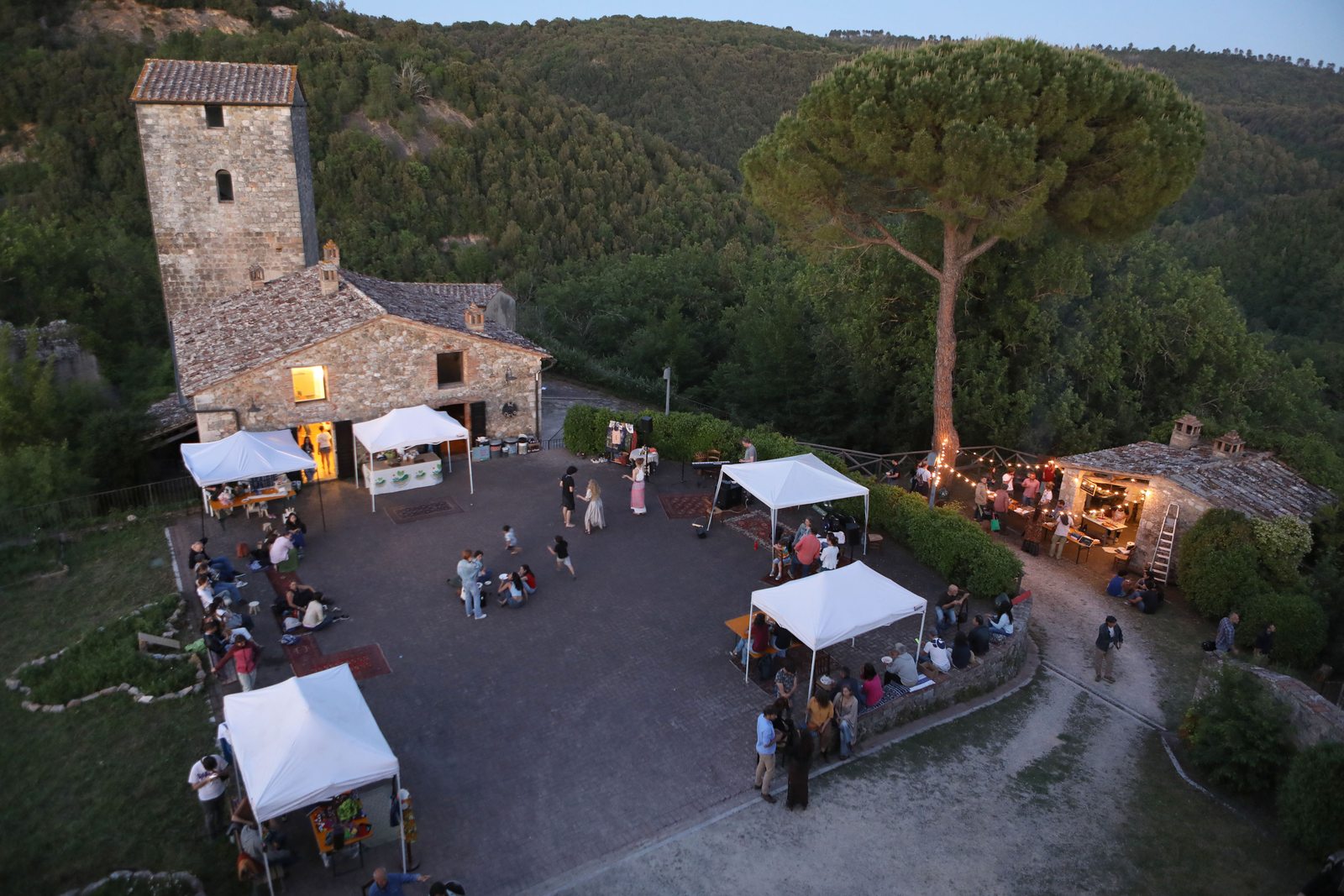 Il piazzale al tramonto