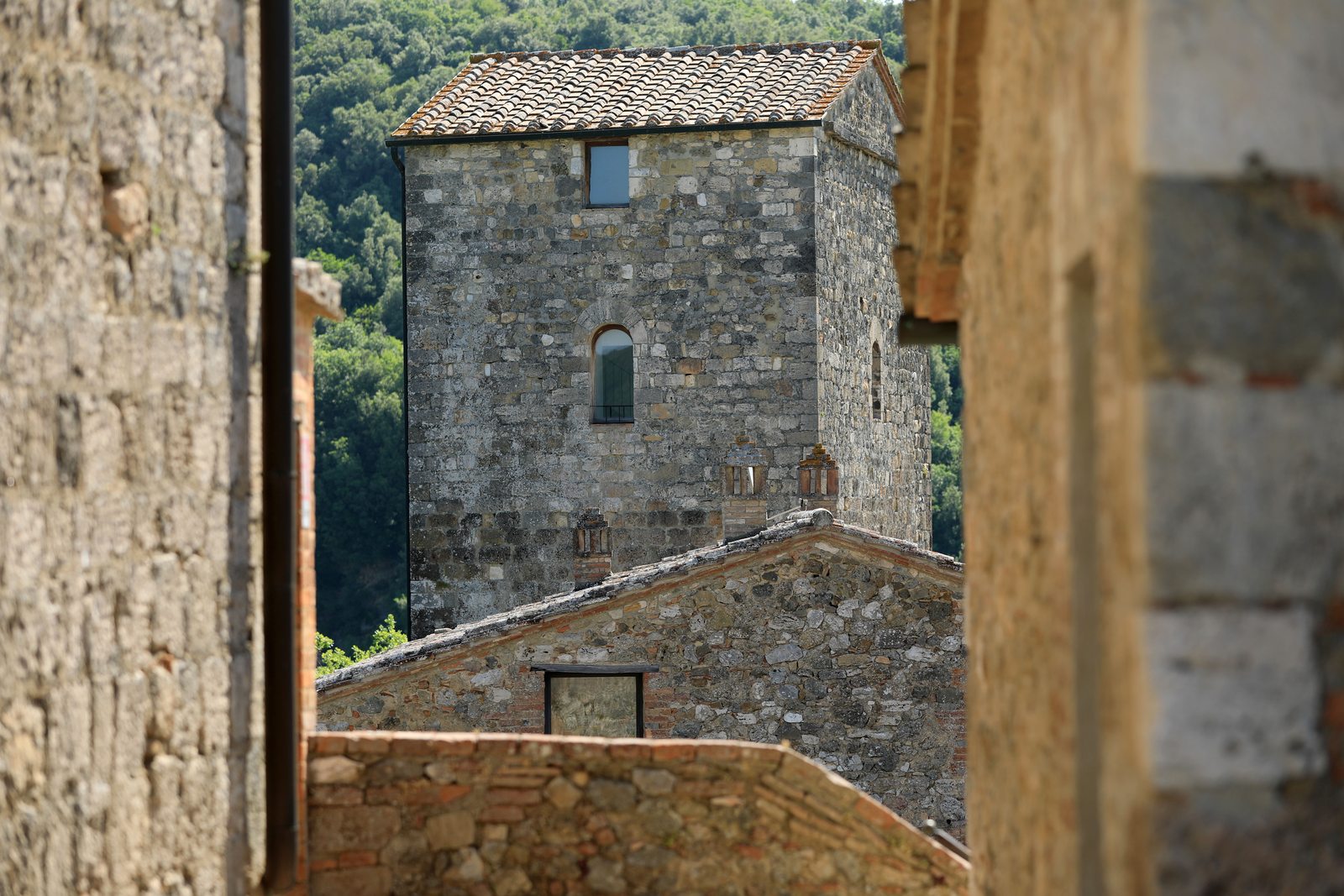 La torre tra i muri del borgo