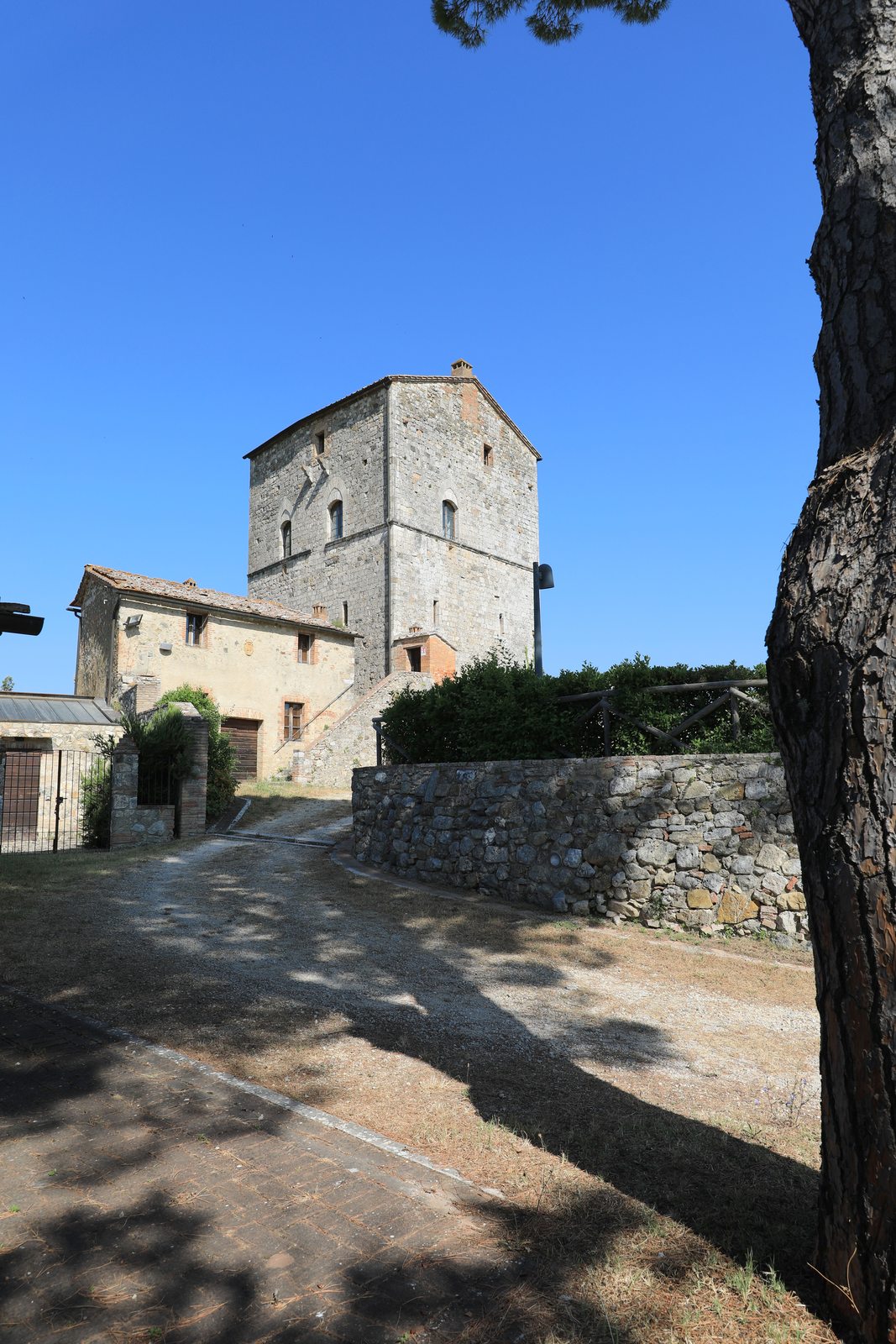 Dal viale d’accesso
