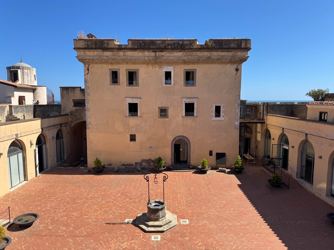 Il mastio e la corte